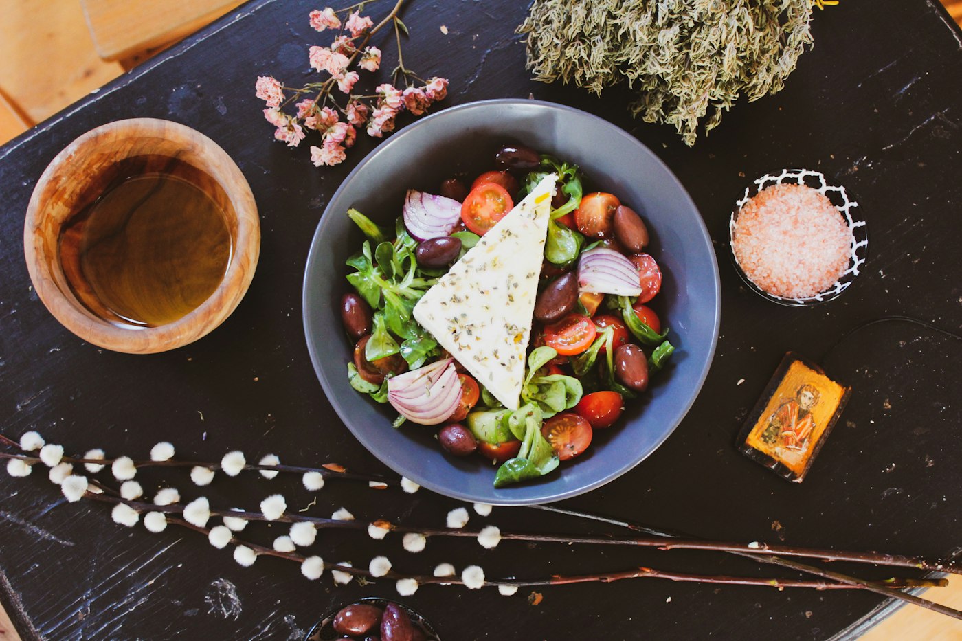 Siyah bir kasede sebzeli salata